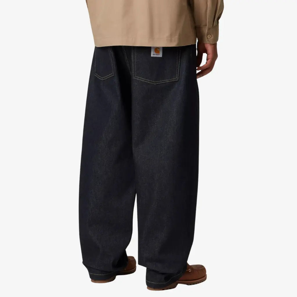 Brandon Pant Blue Rigid porté de dos : jambes très larges, Square Label sur la poche droite, denim brut sans usure