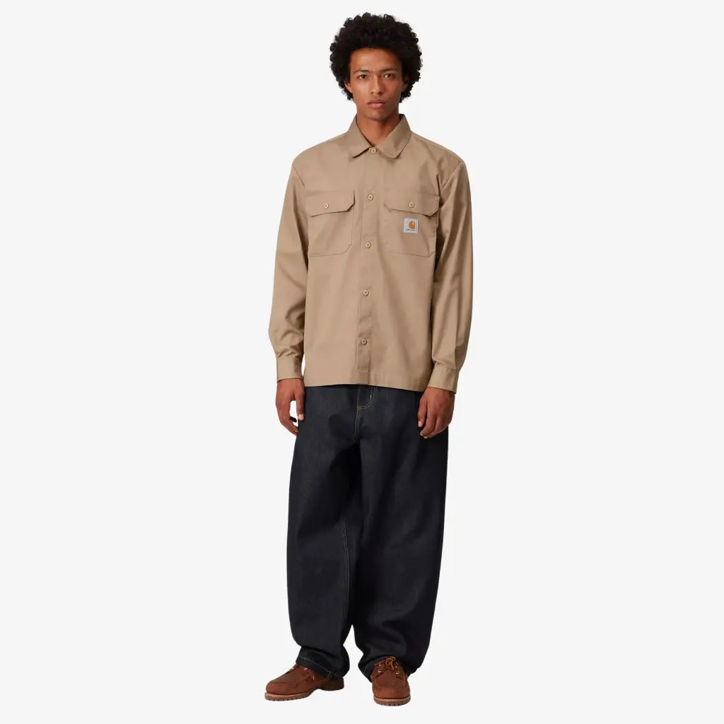 Brandon Pant Blue Rigid porté en pied : coupe ample qui tombe droit sur la chaussure, denim brut indigo foncé