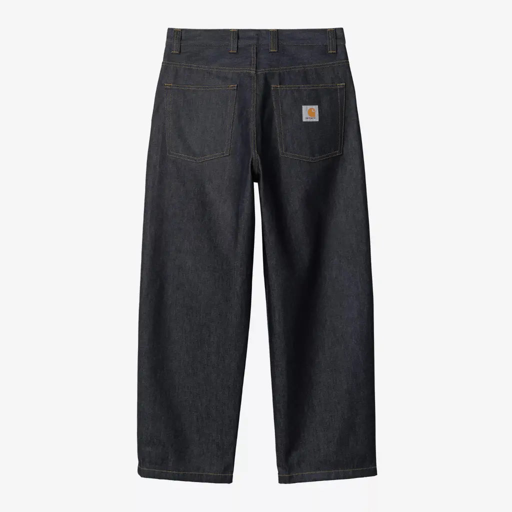 Brandon Pant Blue Rigid de Carhartt WIP à plat, dos : denim brut indigo très foncé, surpiqûres orangées