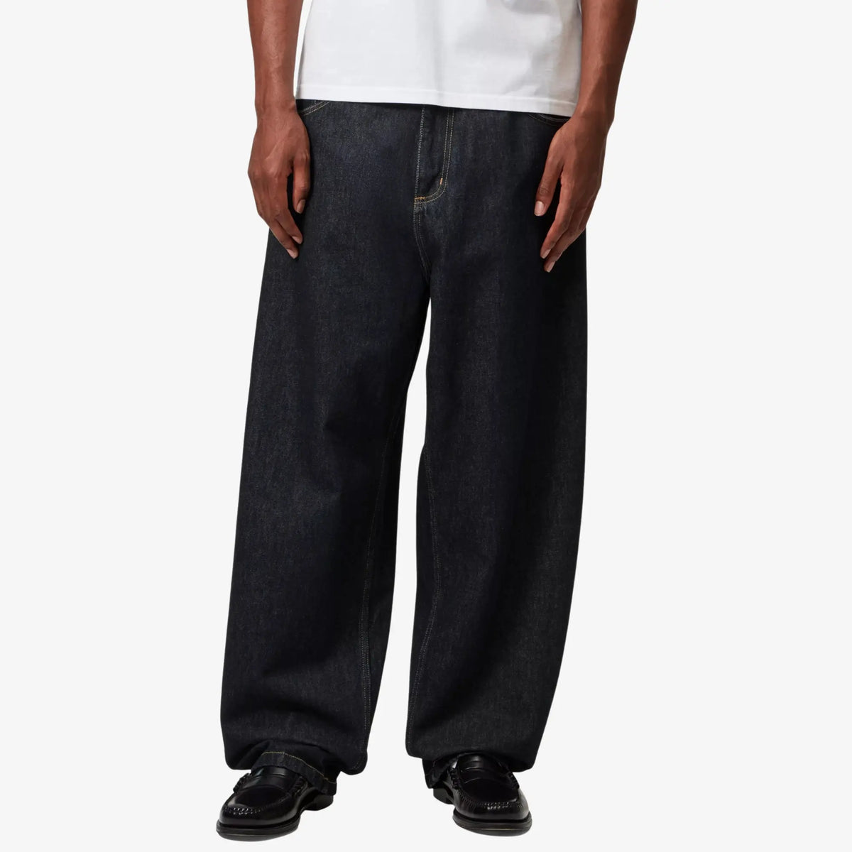 Brandon Pant Blue Rinsed porté de face : indigo très sombre, grain de toile régulier, braguette surpiquée doré