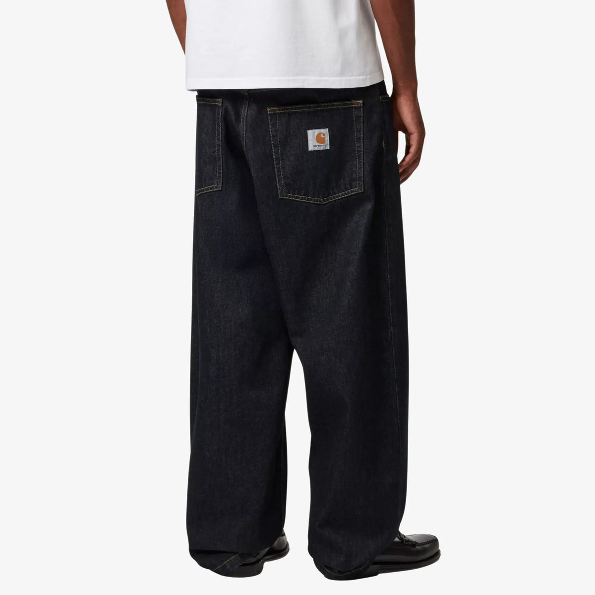 Brandon Pant Blue Rinsed porté de dos : jambe très large et fluide, poches arrière plaquées, indigo uniforme