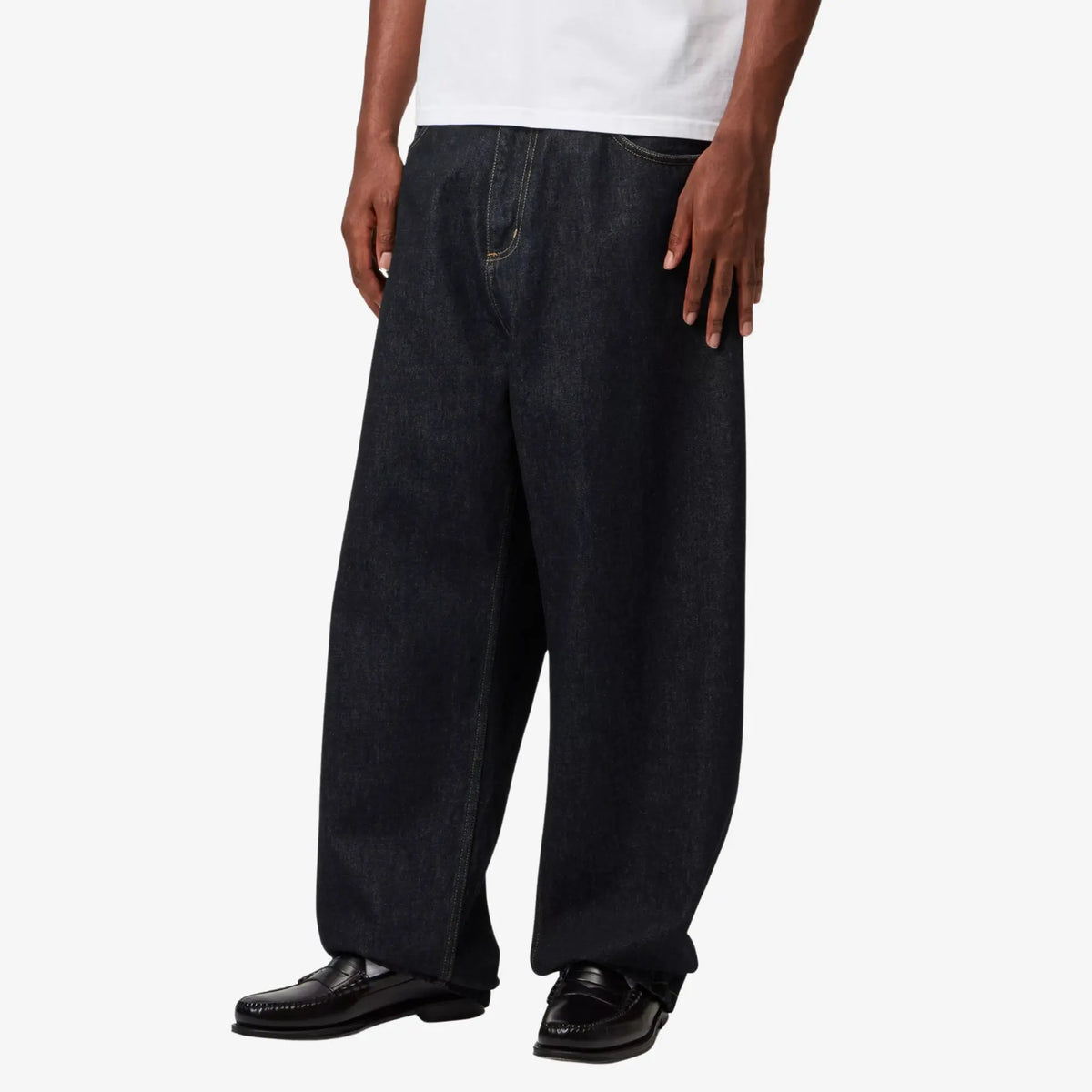 Brandon Pant Blue Rinsed porté de trois-quarts : couture de côté droite, ourlet simple, indigo sans éclaircissement