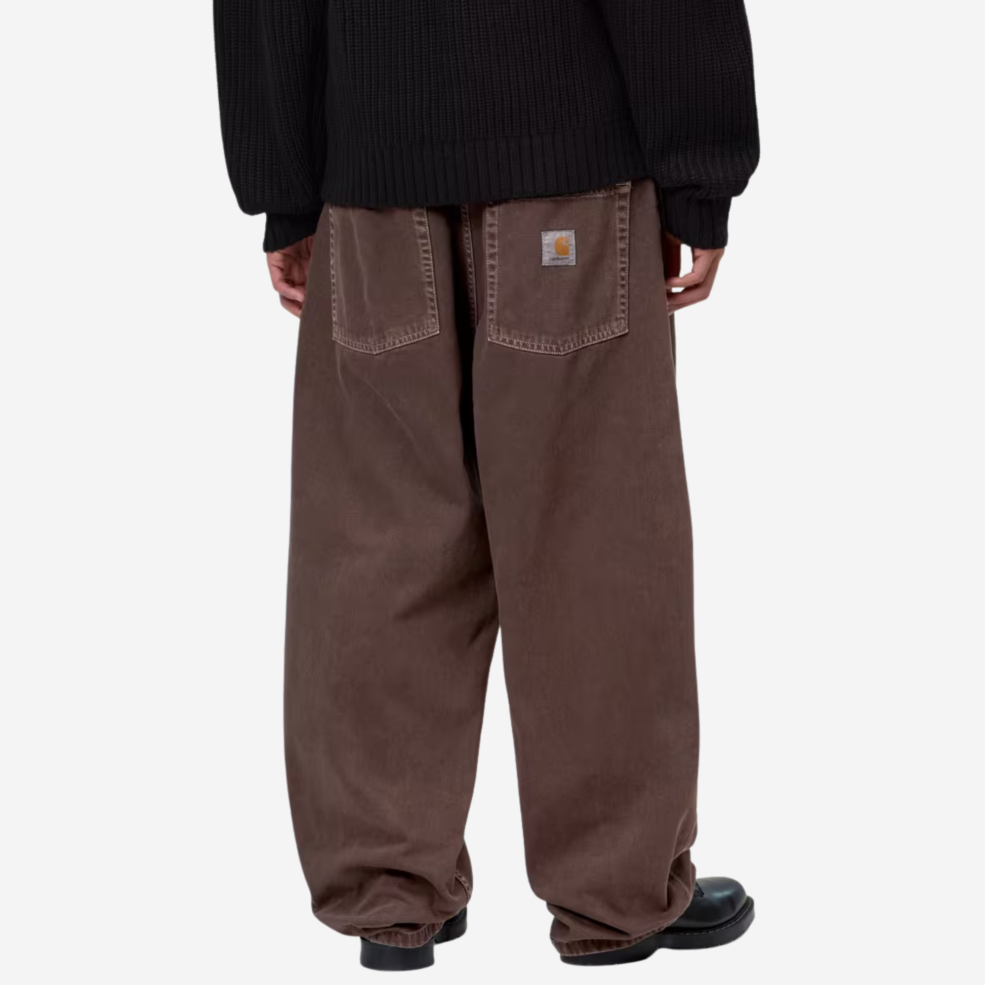 Pantalon Brandon Palisander Carhartt WIP porté de dos, coutures contrastées claires sur les poches plaquées