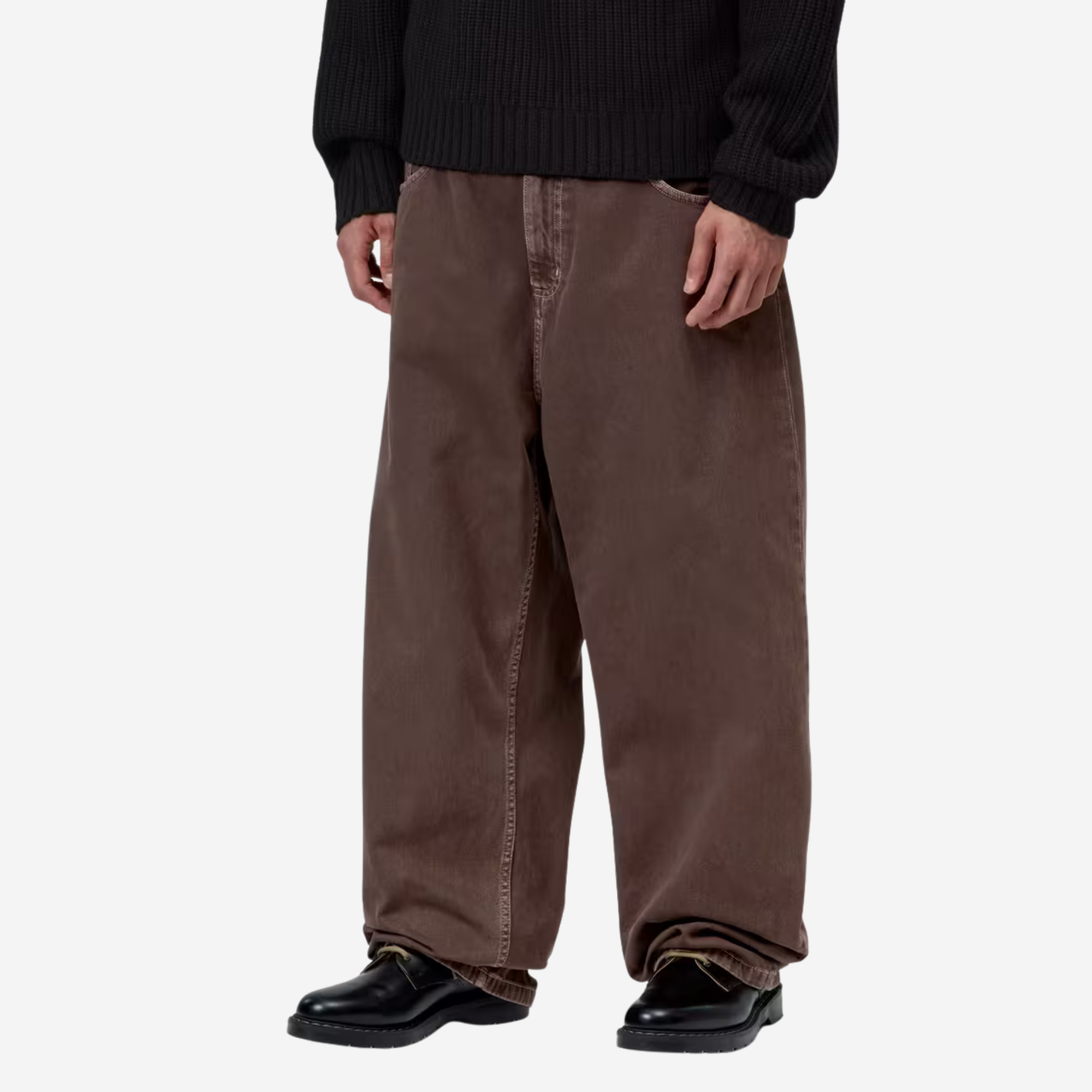 Pantalon Brandon Palisander Carhartt WIP porté de profil, patine brun bordeaux du sergé teint en pièce