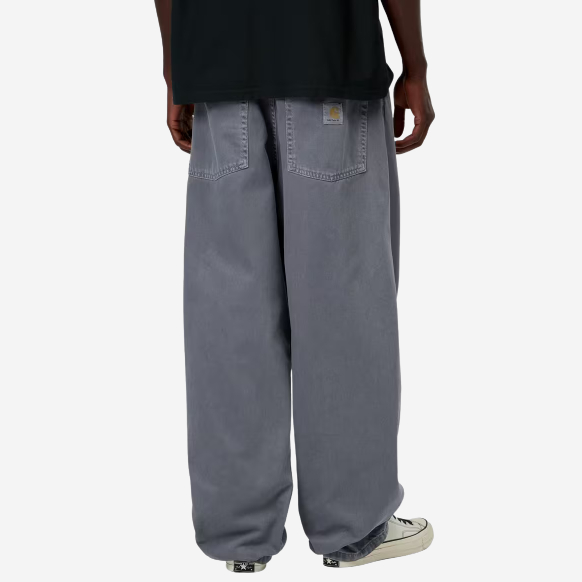 Pantalon Brandon Styx Carhartt WIP porté de dos, jambe très large qui casse sur les baskets