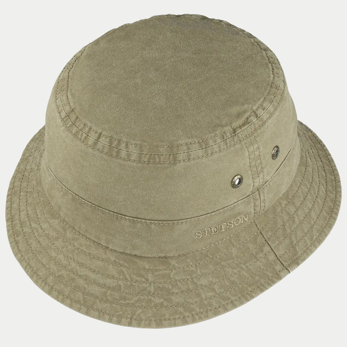 Bob olive vu de trois-quarts haut : calotte cylindrique plate et bord retombant