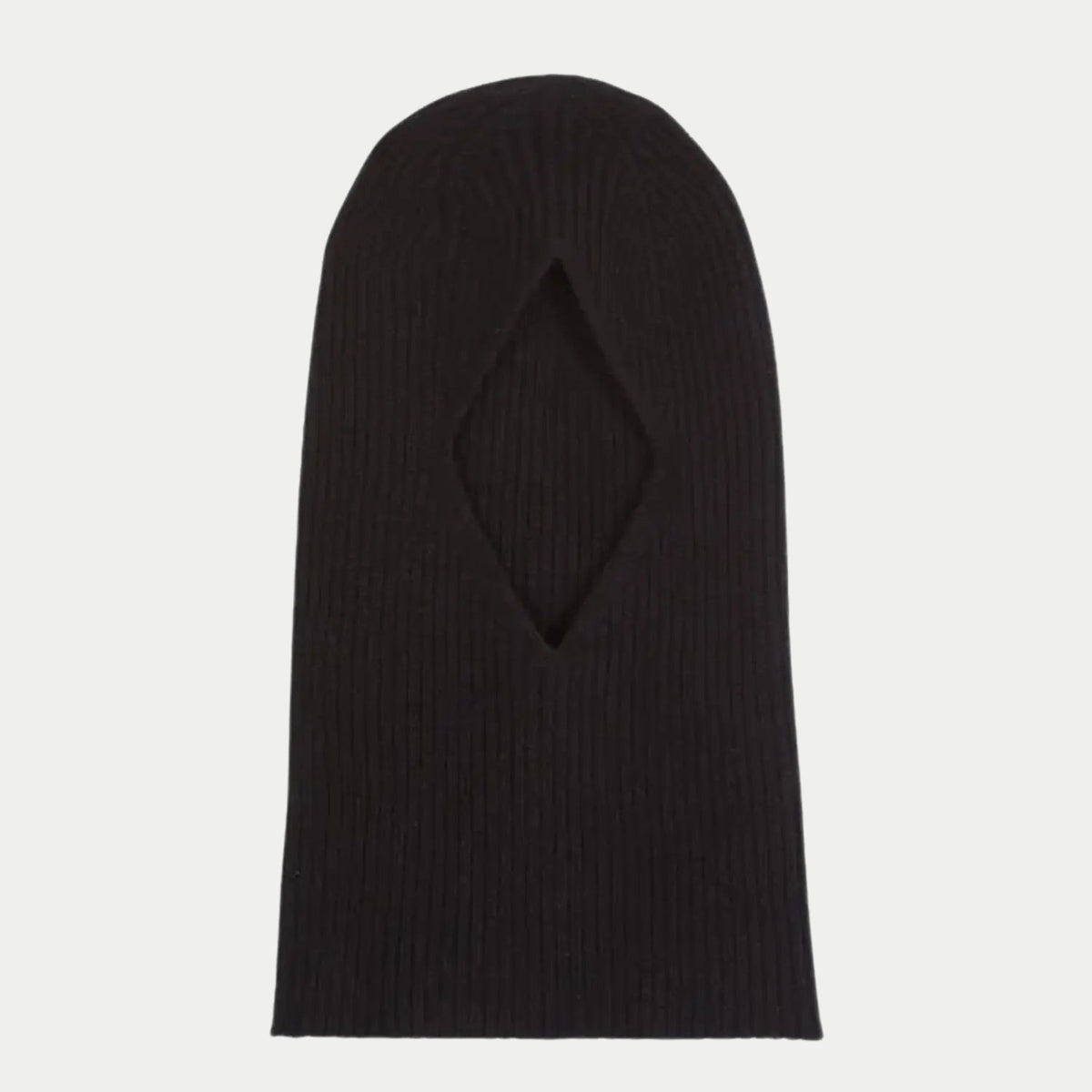 Cagoule Balaclava noire en laine côtelée, ouverture losange au visage, posée à plat, vue de face.