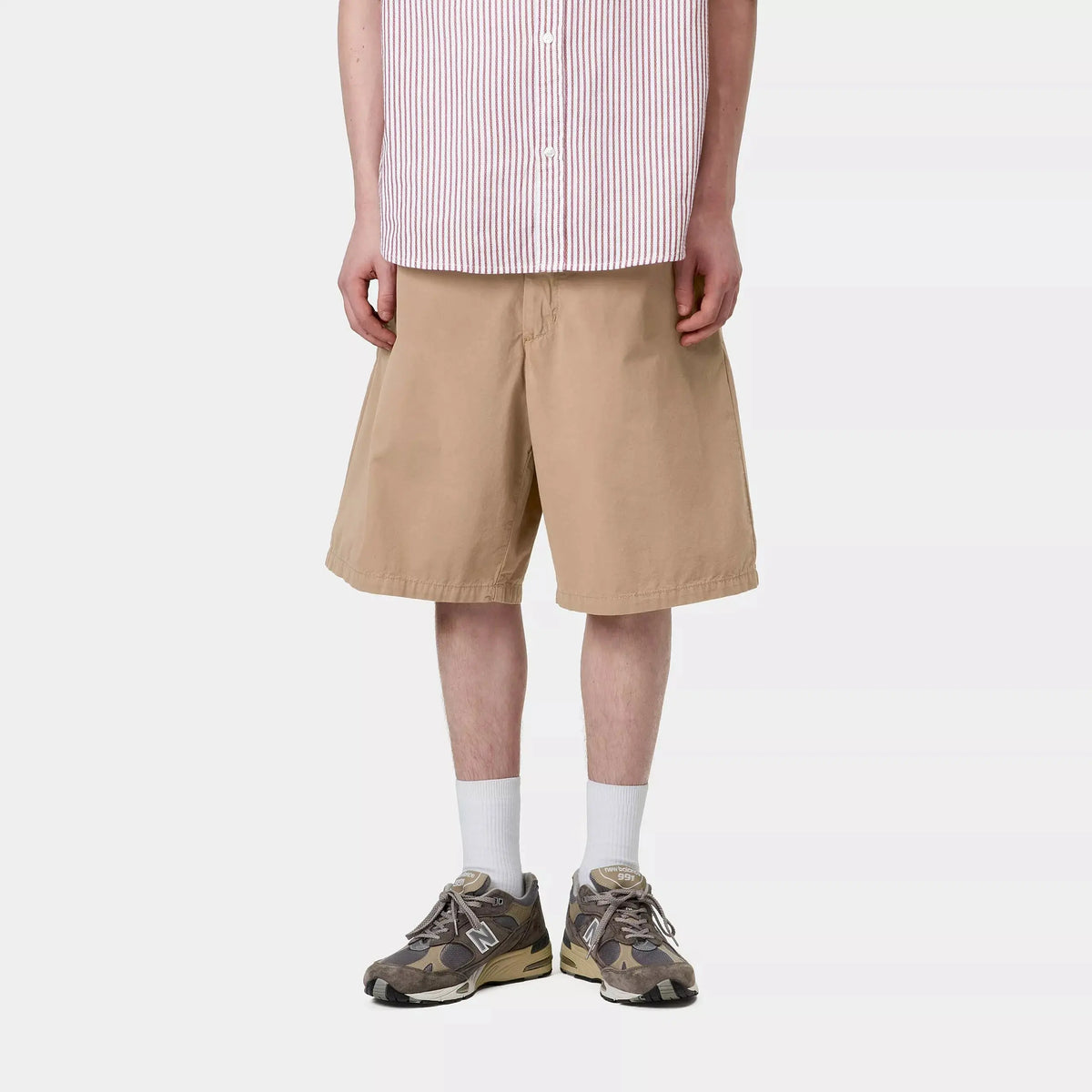 Short Calder beige sable porté de face, coupe relaxed qui tombe droit et s'arrête au-dessus du genou