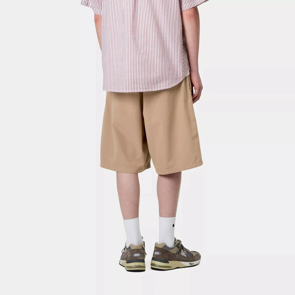 Calder Short coloris Leather porté de dos, jambe ample et ourlet droit sur une popeline beige sable mate