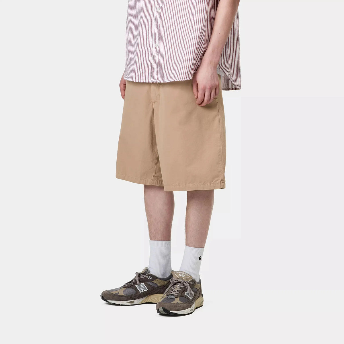 Calder Short Leather vu de profil sur le porté, volume relâché à la cuisse et poche latérale en biais