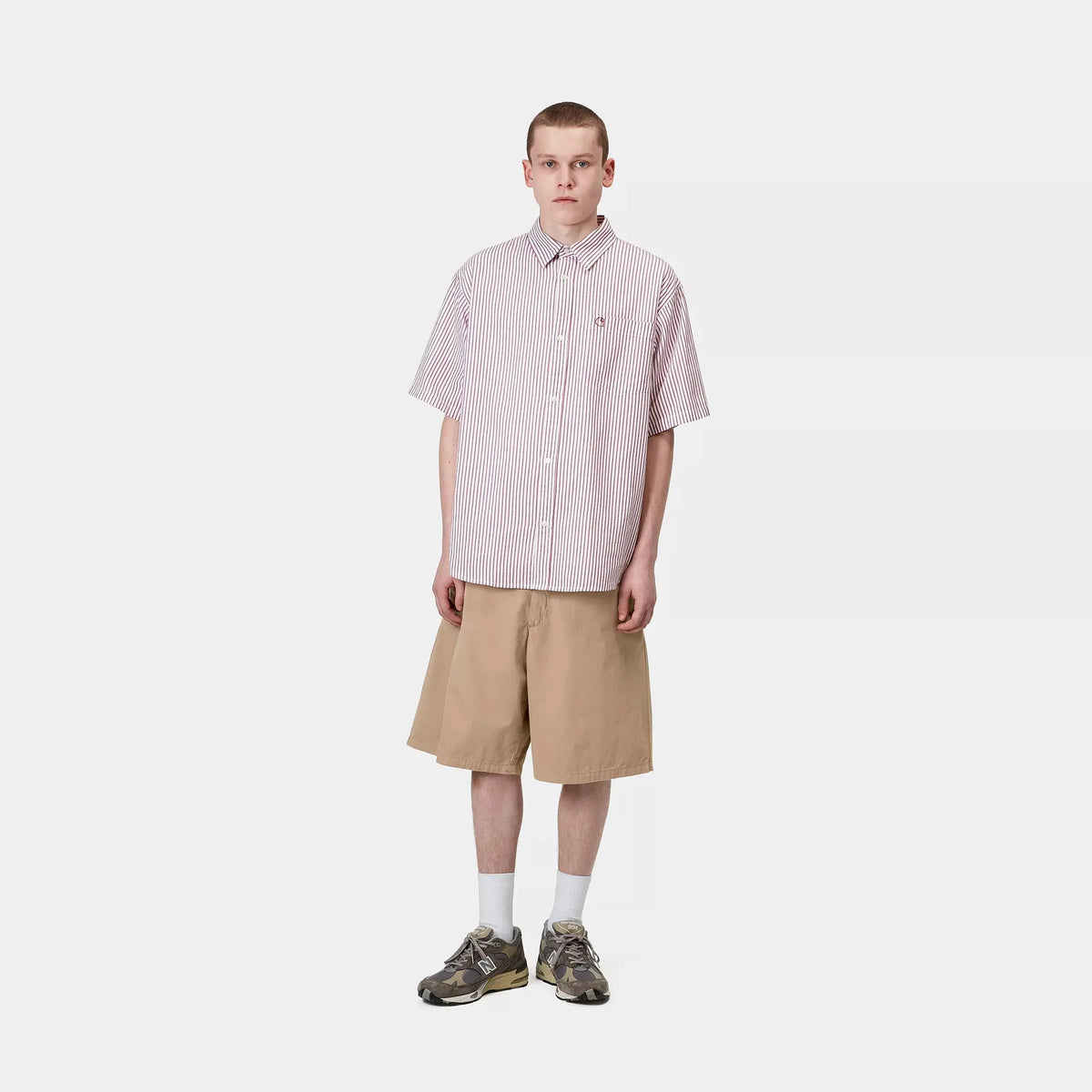Silhouette complète avec le Calder Short beige sable, coupe relaxed et taille normale sur fond clair