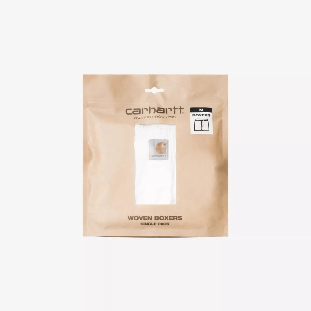 Caleçon blanc dans sa pochette kraft refermable Woven Boxers, fenêtre ouverte sur l'étiquette carrée