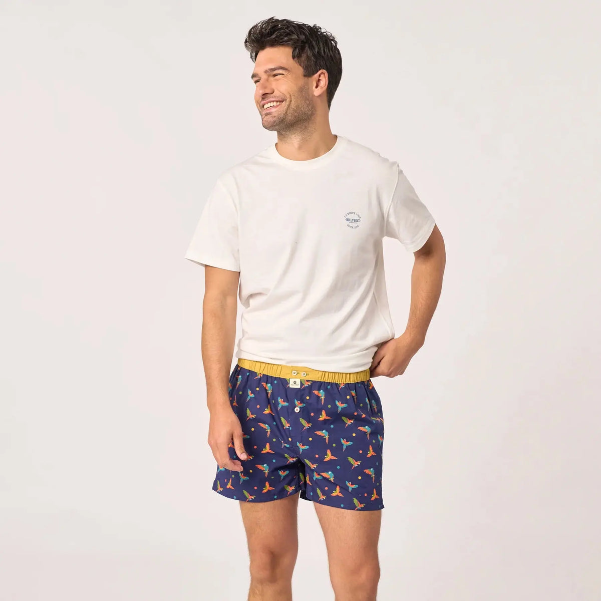 Caleçon à perroquets Bleu Marine porté sous un t-shirt écru, ceinture élastique jaune moutarde apparente