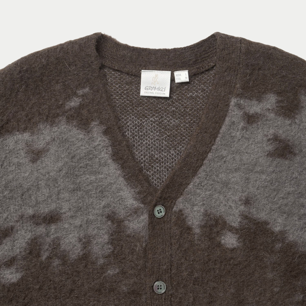 Cardigan en mohair Gramicci Slate, détail du col V, des boutons gris-vert et de l’étiquette Gramicci Original Freedom