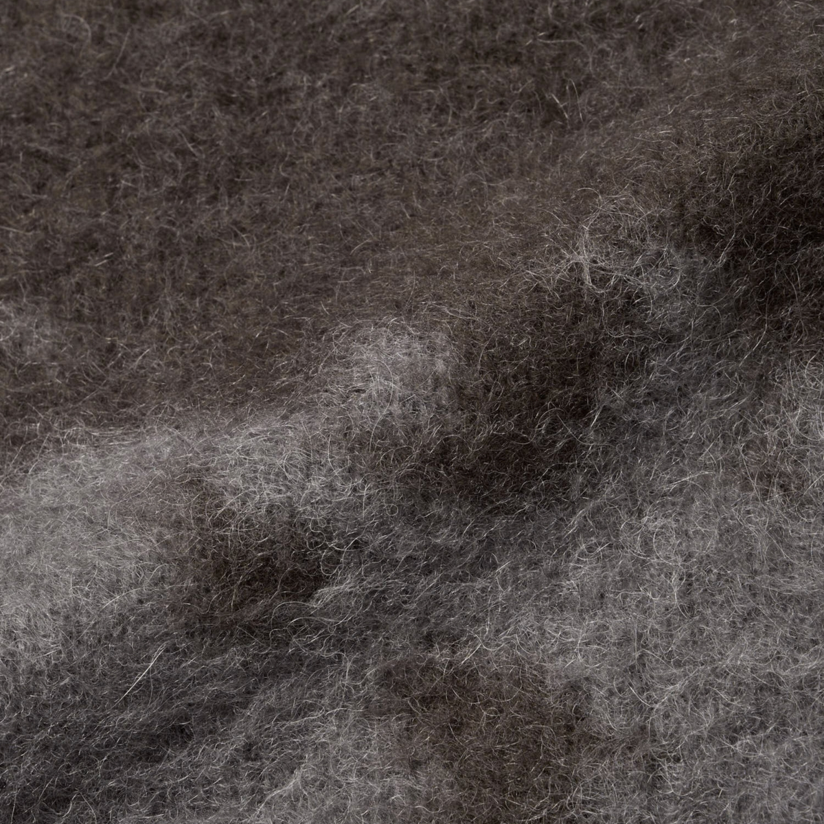 Gros plan sur la maille mohair duveteuse du cardigan Gramicci Slate, dégradé de brun foncé et de gris ardoise