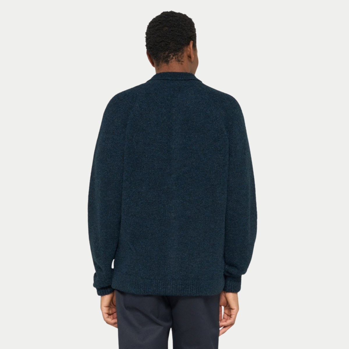 Cardigan Gemini bleu marine Edwin porté de dos, coupe décontractée en maille bouclette