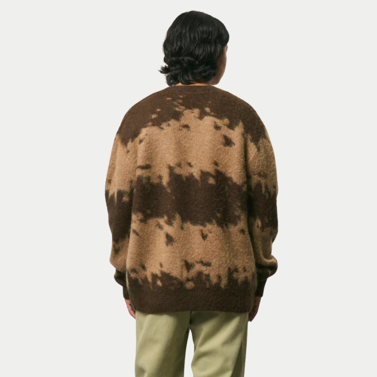 Cardigan Gramicci mohair taupe vu de dos, larges éclaboussures brun foncé sur le dos et les épaules, coupe ample