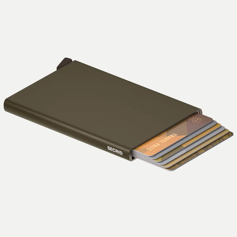 Boîtier olive vu de dessus, carte Travel Pass orange en tête des cartes éjectées