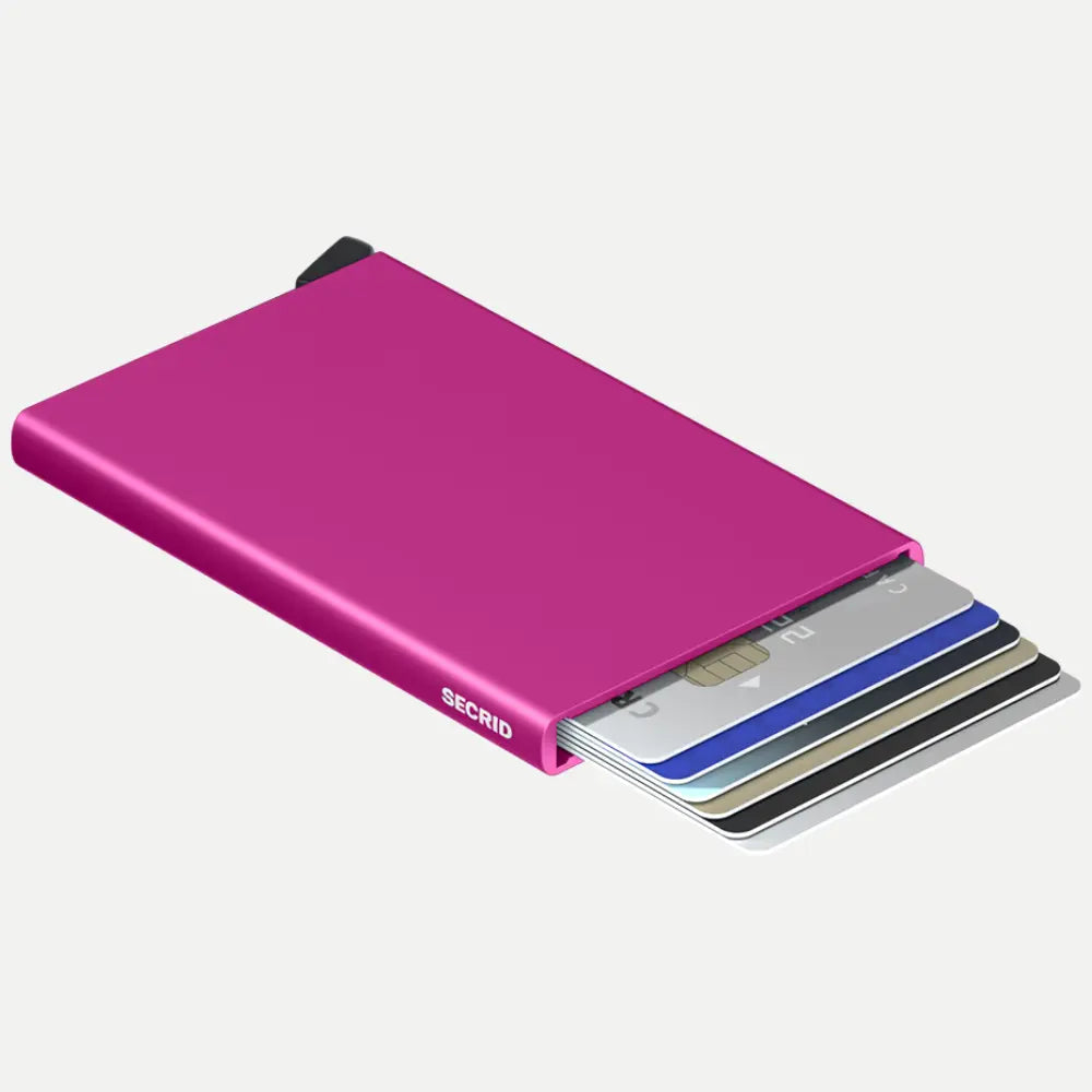 Boîtier fuchsia posé à plat, cartes éjectées en éventail depuis la tranche ouverte