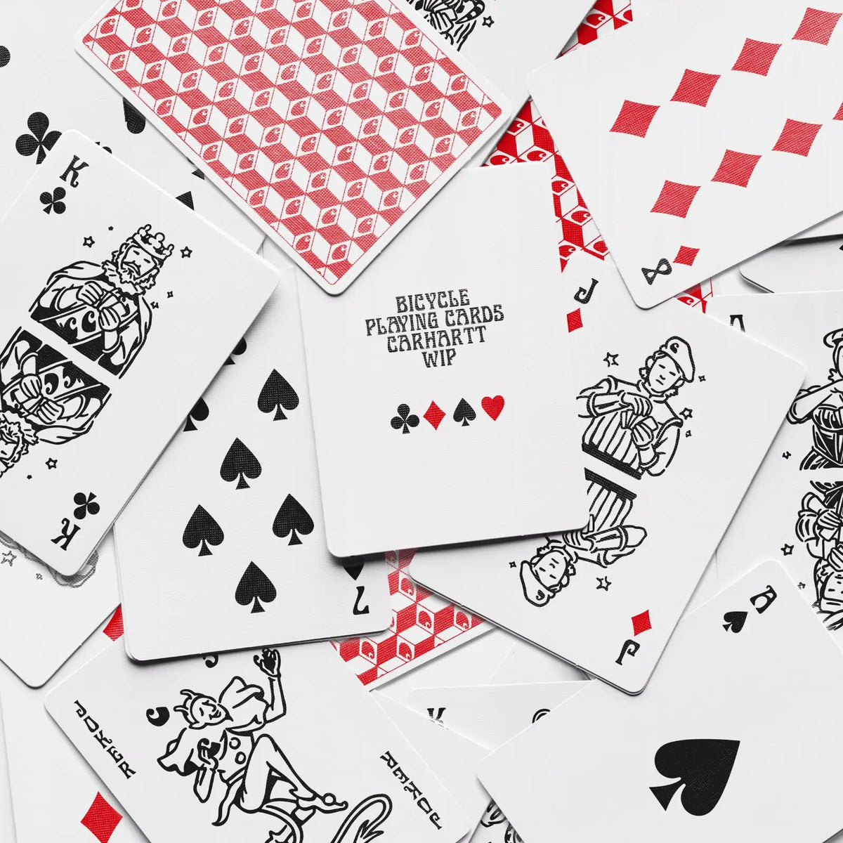 Cartes à jouer Bicycle Carhartt WIP éparpillées : dos rouge à motif de C en cubes, figures dessinées en noir