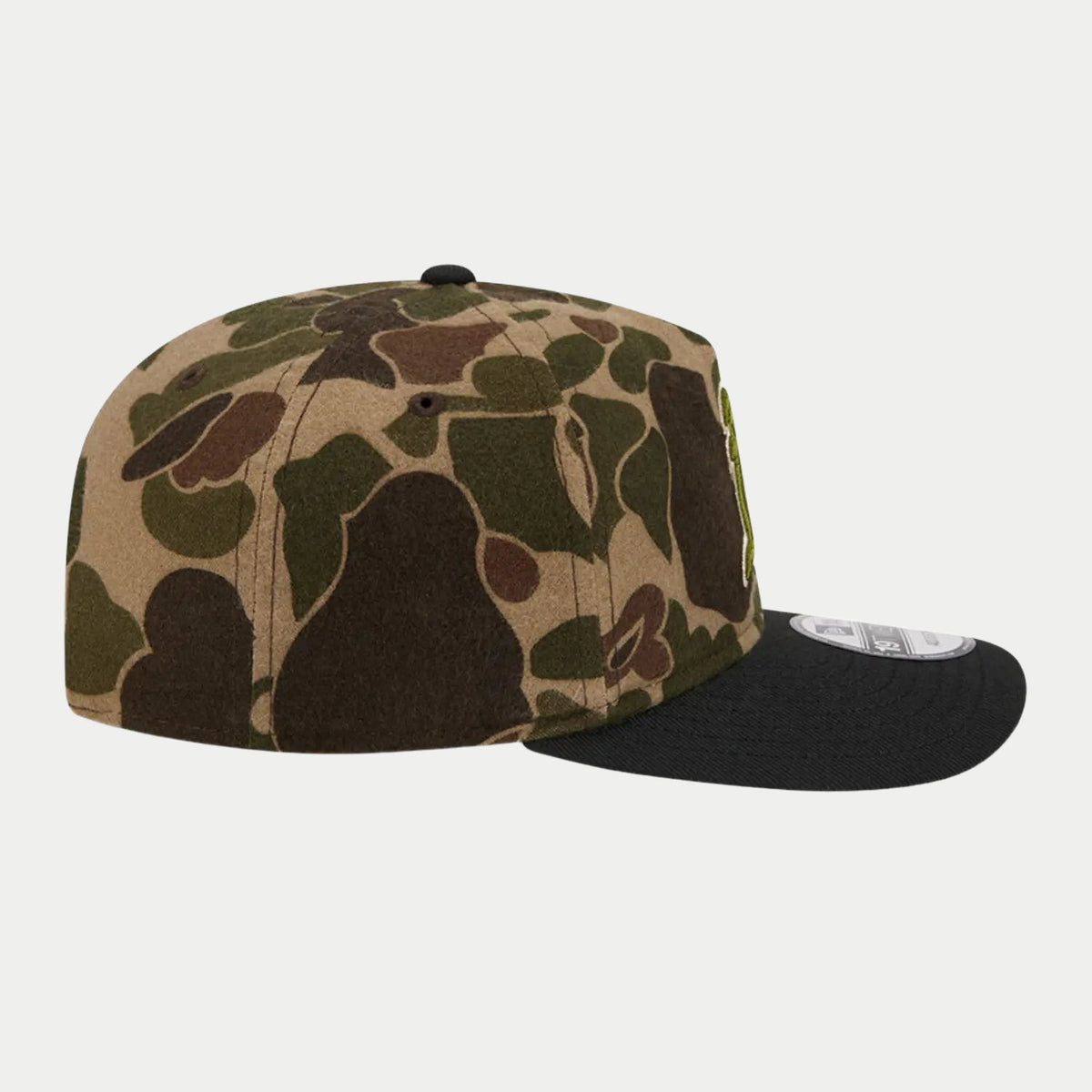 Profil opposé : taches brunes, olive et sable du duck camo sur la laine