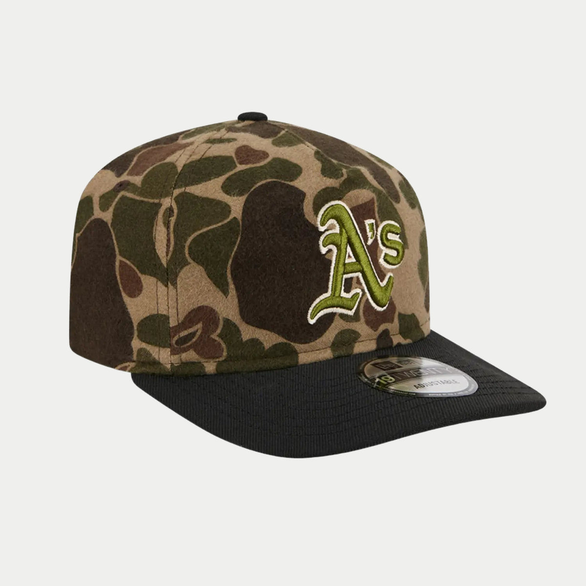 Trois quarts : laine duck camo, logo A's brodé vert et visière noire