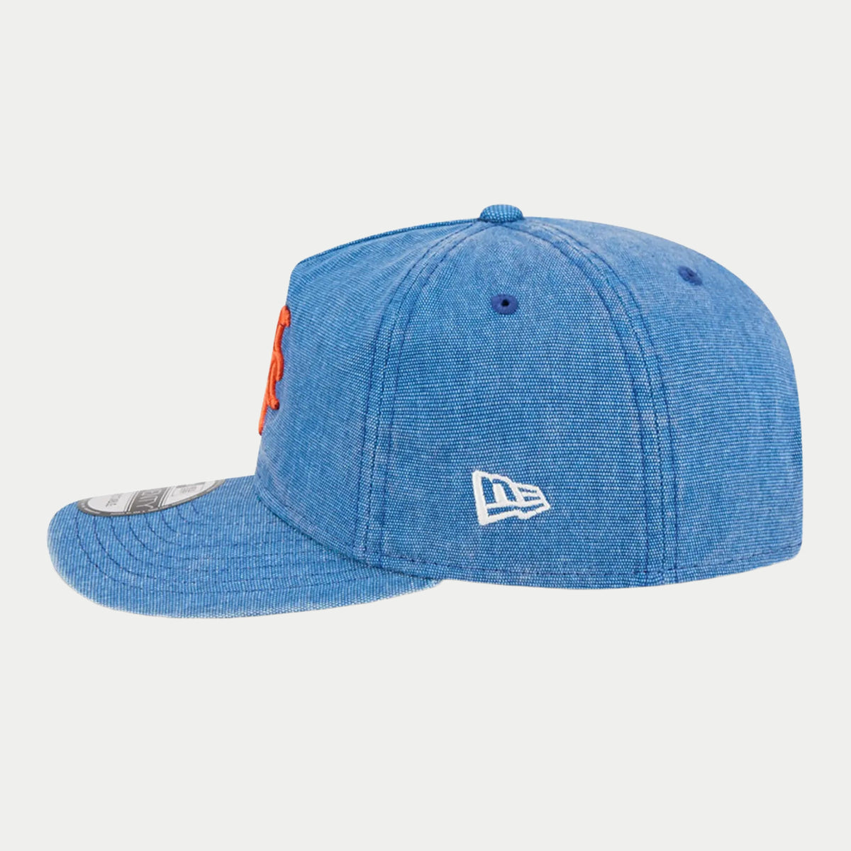 Profil de la casquette 19Twenty New York Mets bleue, visière préformée et drapeau New Era brodé blanc