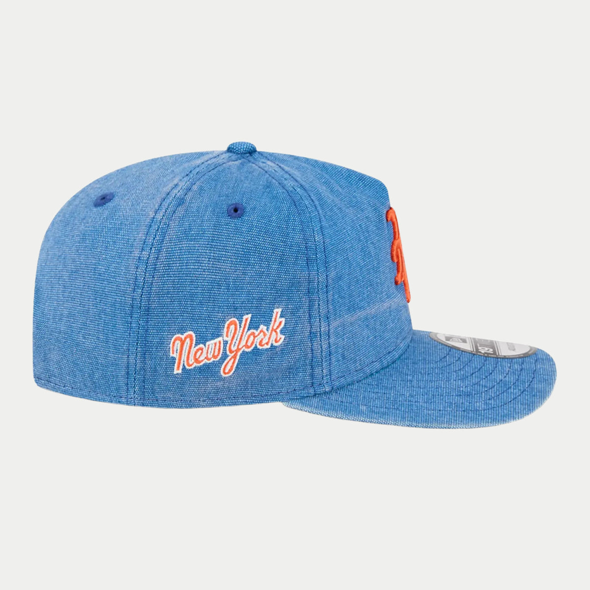 Côté de la casquette 19Twenty Mets : script New York brodé orange cerné de blanc sur la toile de coton bleue