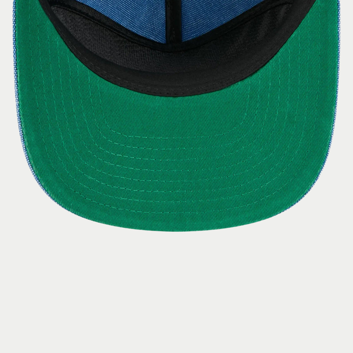 Dessous de visière vert de la casquette 19Twenty Mets, doublure intérieure noire et calotte bleue visible