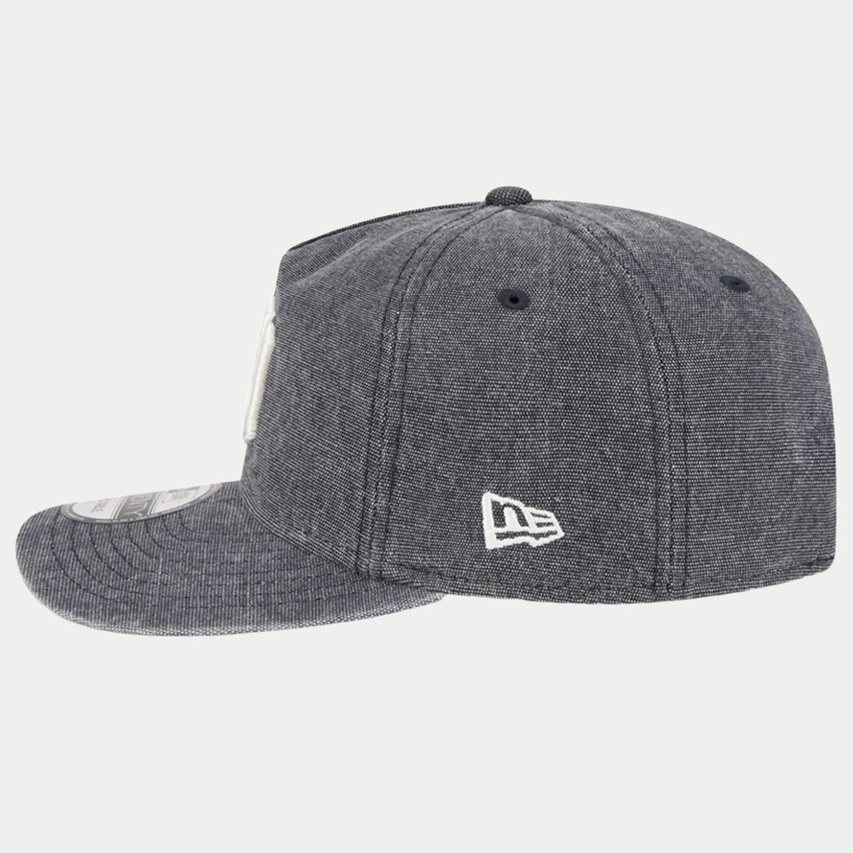 Profil de la casquette 19Twenty Yankees en toile gris chiné, visière préformée et drapeau New Era brodé blanc