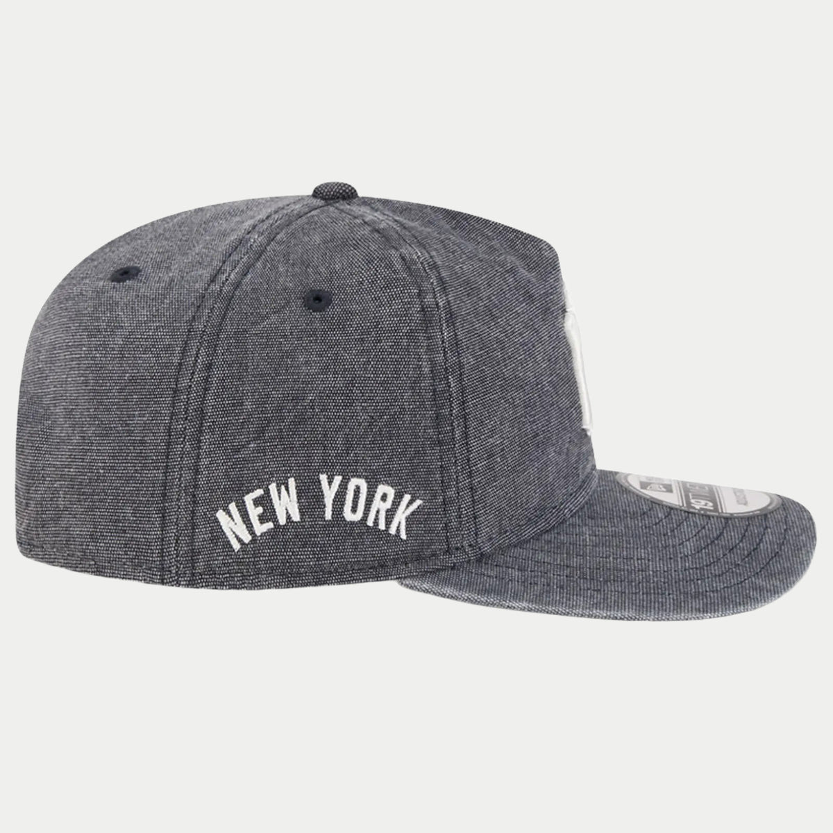 Côté de la casquette 19Twenty Yankees : NEW YORK brodé blanc en arche sur la toile de coton gris chiné