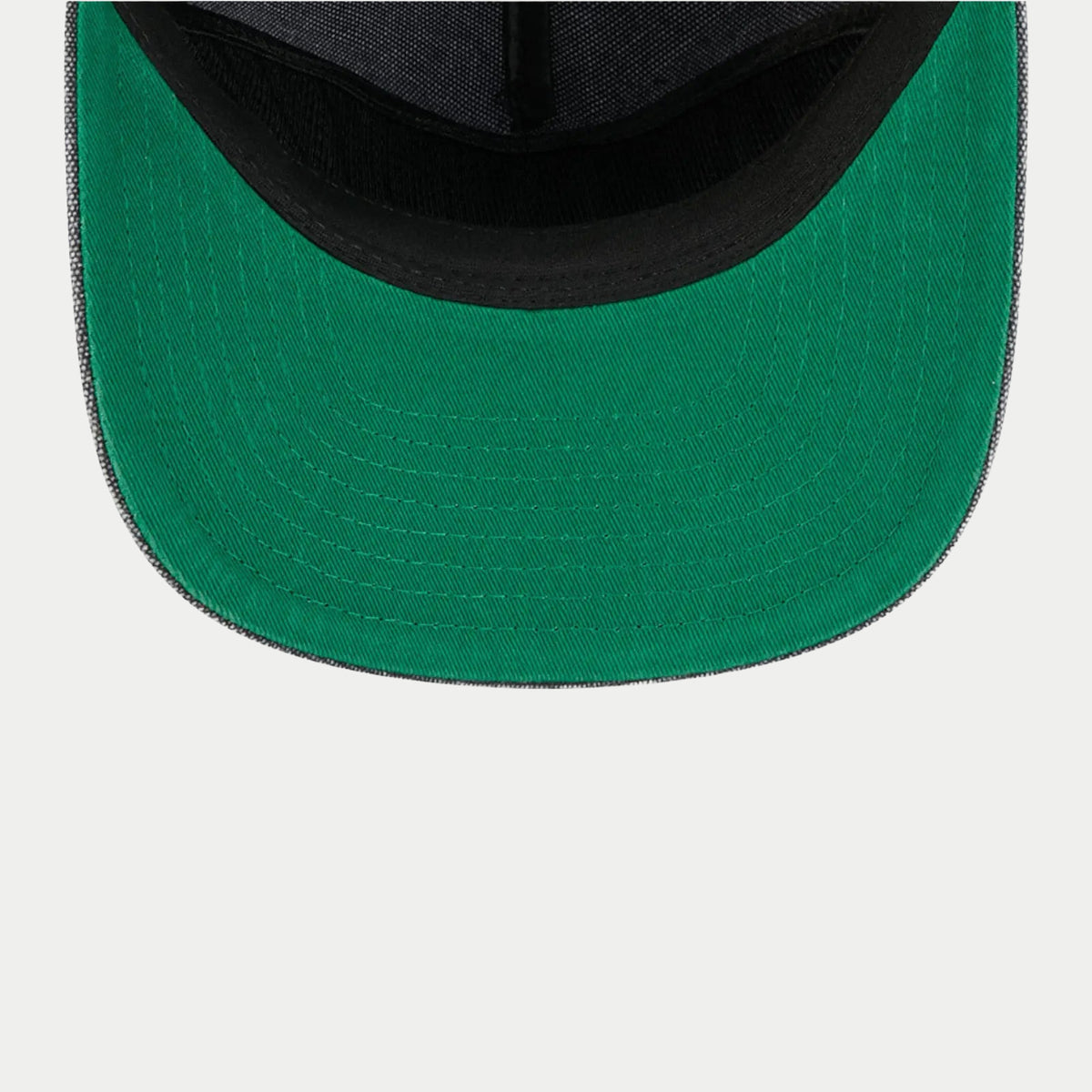 Dessous de visière de la casquette 19Twenty Yankees : sous-visière verte et doublure intérieure noire