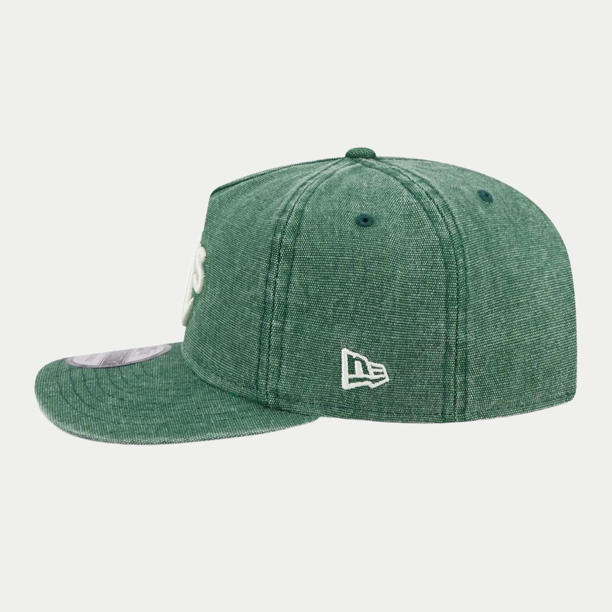 Profil de la casquette 19Twenty Oakland Athletics verte, visière préformée et drapeau New Era brodé blanc