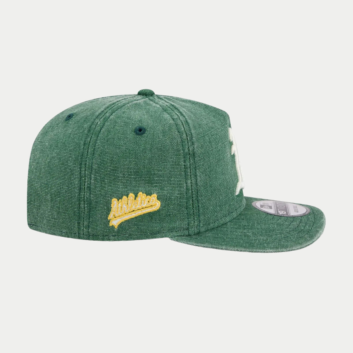 Côté de la casquette 19Twenty Athletics : script Athletics brodé jaune doré sur la toile vert délavé