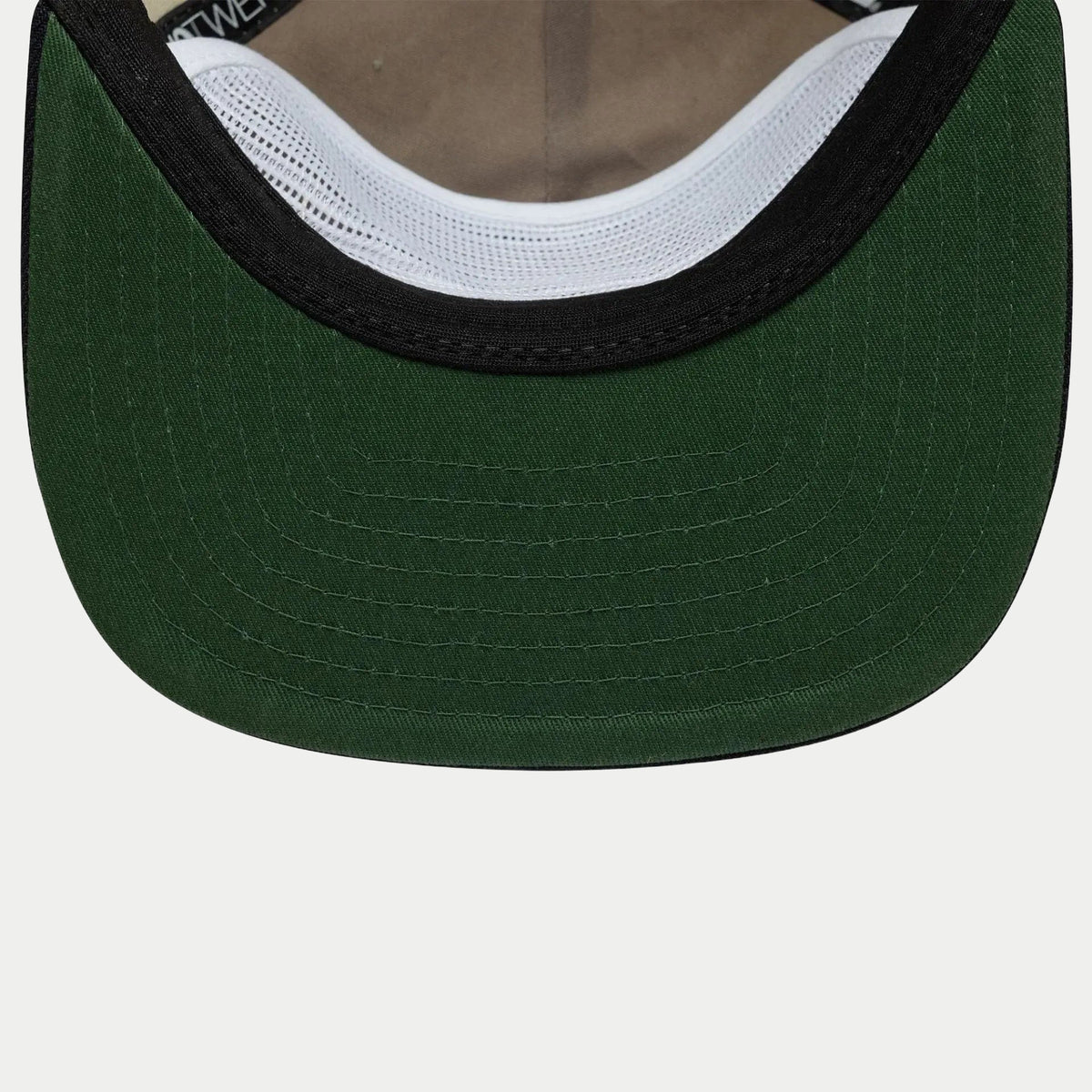 Sous-visière vert foncé et bandeau de mesh blanc à l'intérieur