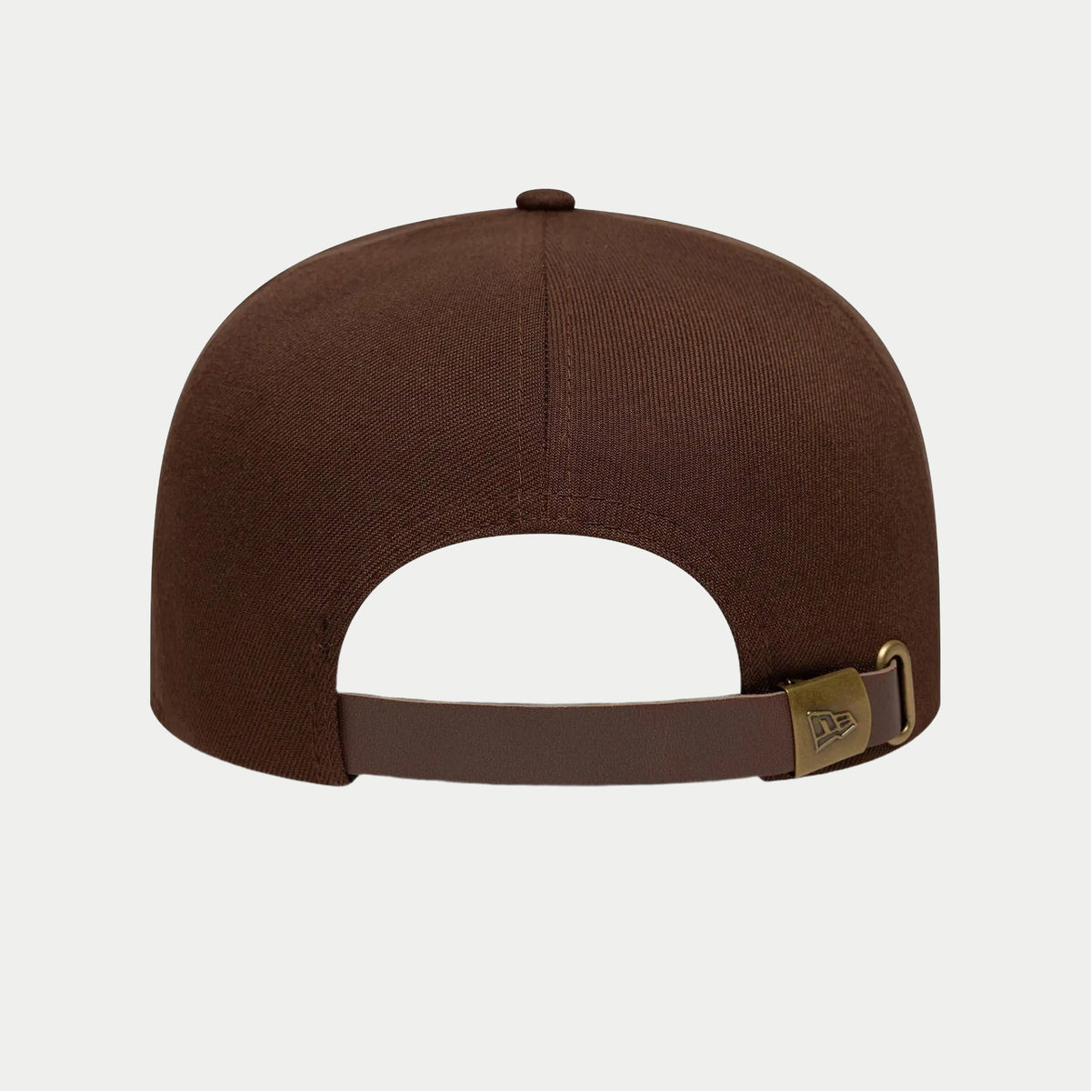 Dos uni brun, sangle en cuir et fermoir métallique doré