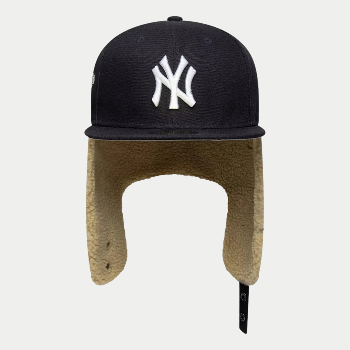 Casquette 59Fifty Dogear Yankees Bleu Marine New Era - vue de face, oreillettes doublées de fausse fourrure rabattues