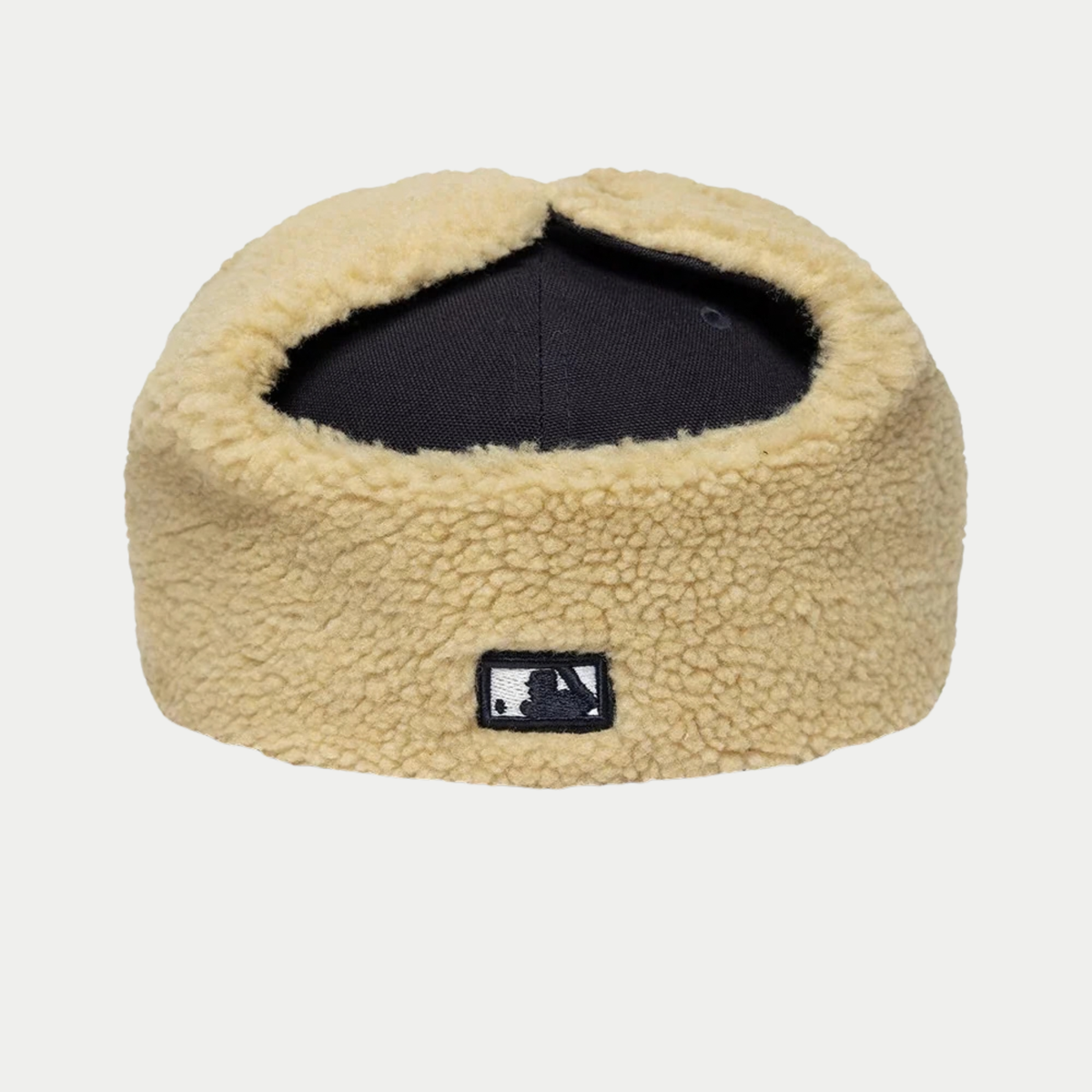 Casquette 59Fifty Dogear Yankees Bleu Marine New Era - vue de dos, oreillettes relevées et logo MLB sur la fourrure