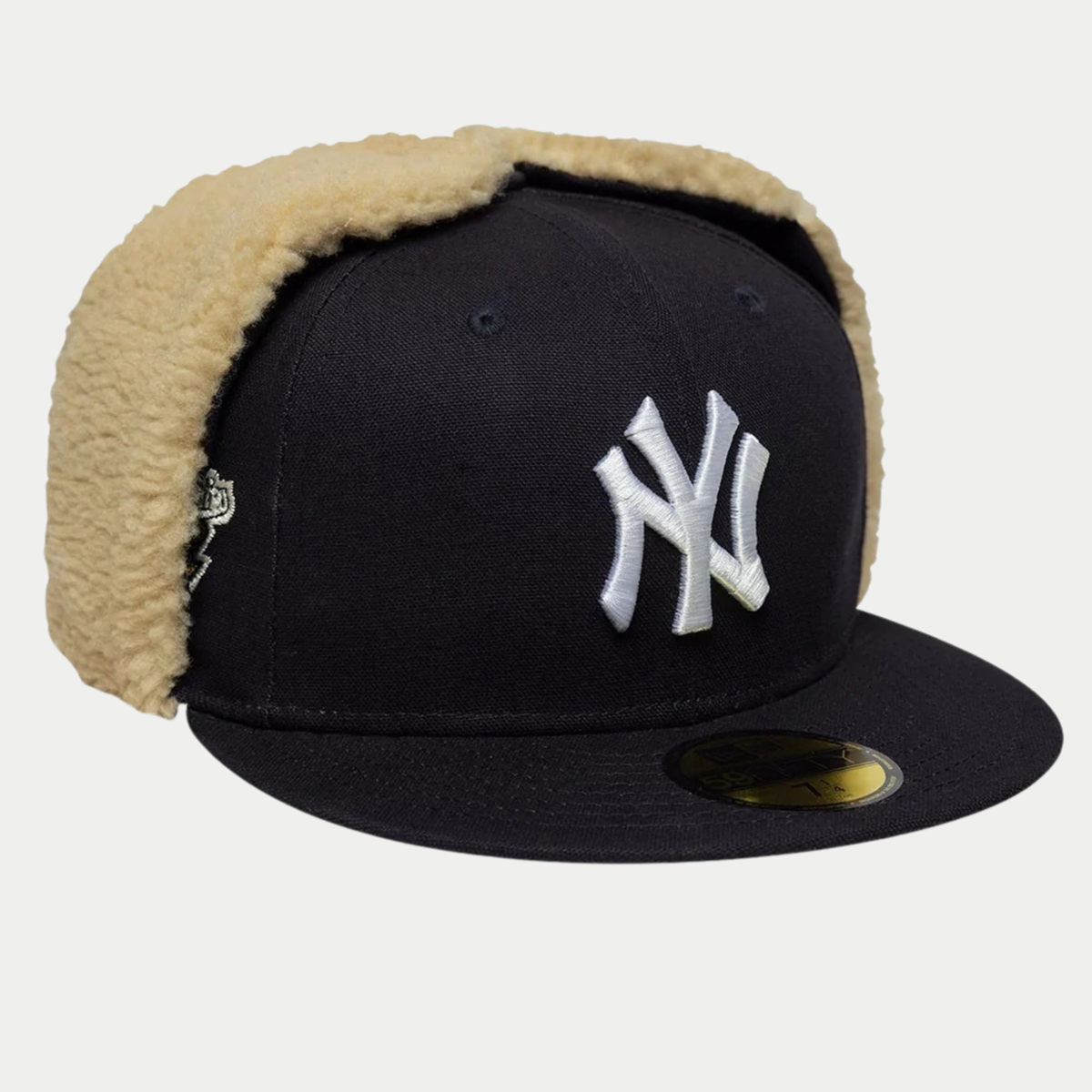 Casquette 59Fifty Dogear Yankees Bleu Marine New Era - vue trois-quarts, oreillettes en fausse fourrure relevées