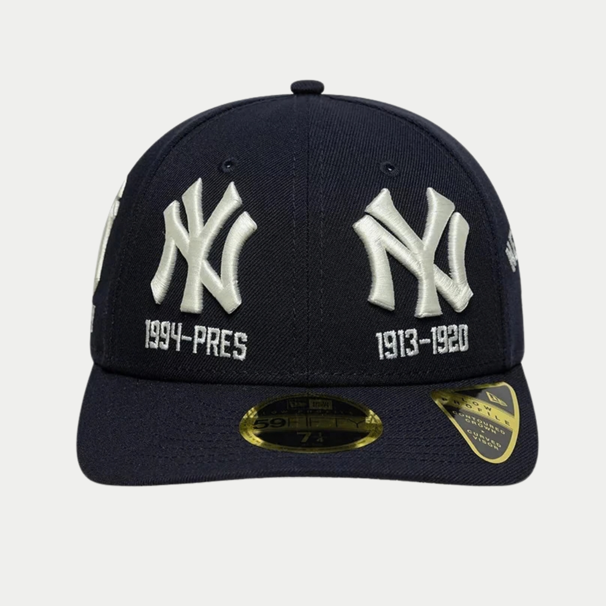 Vue de face de la casquette 59Fifty Low Profile Yankees bleu marine : logos NY 1994-PRES et 1913-1920 brodés, visière courbée