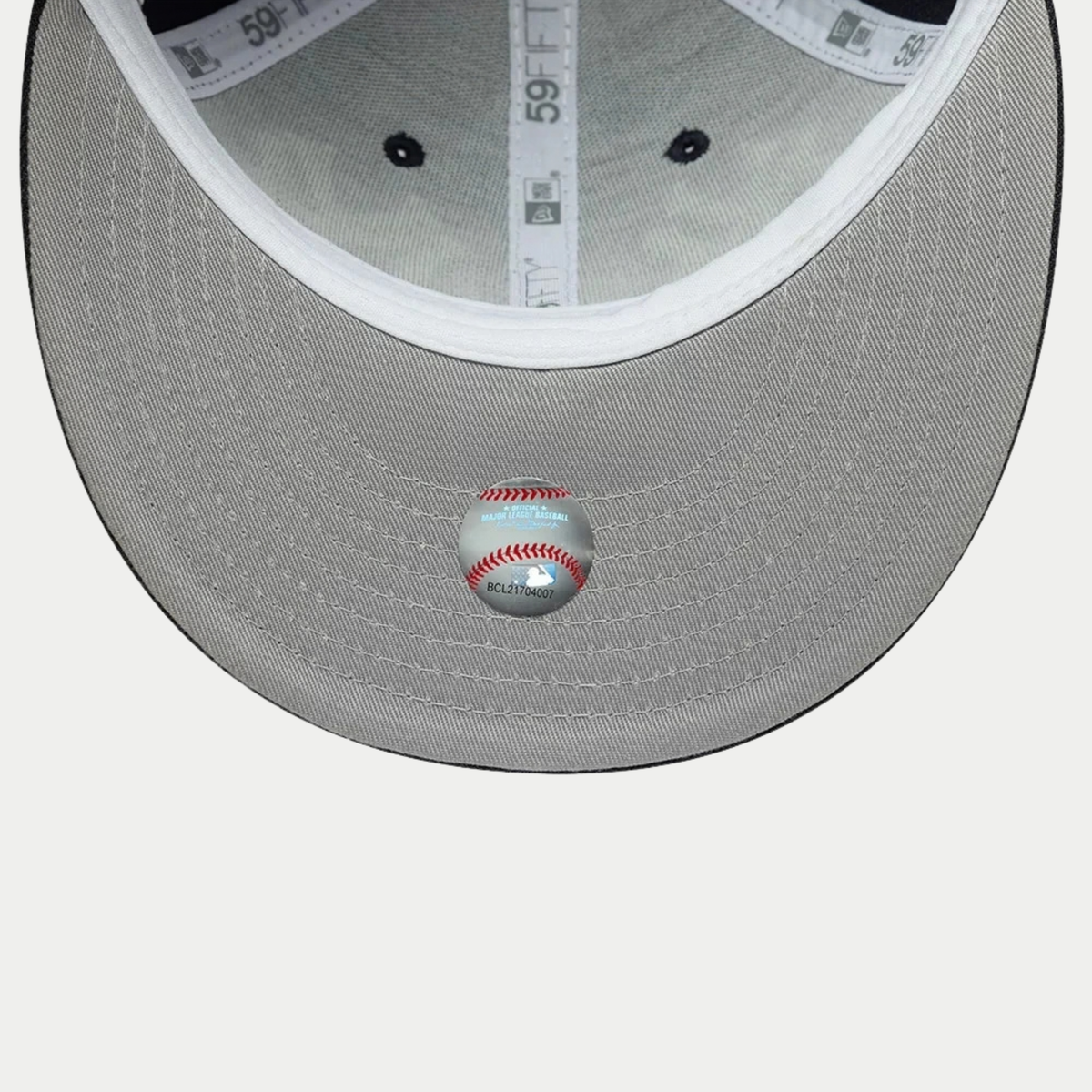 Dessous de visière gris et intérieur de la casquette 59Fifty Low Profile Yankees bleu marine, sticker officiel MLB