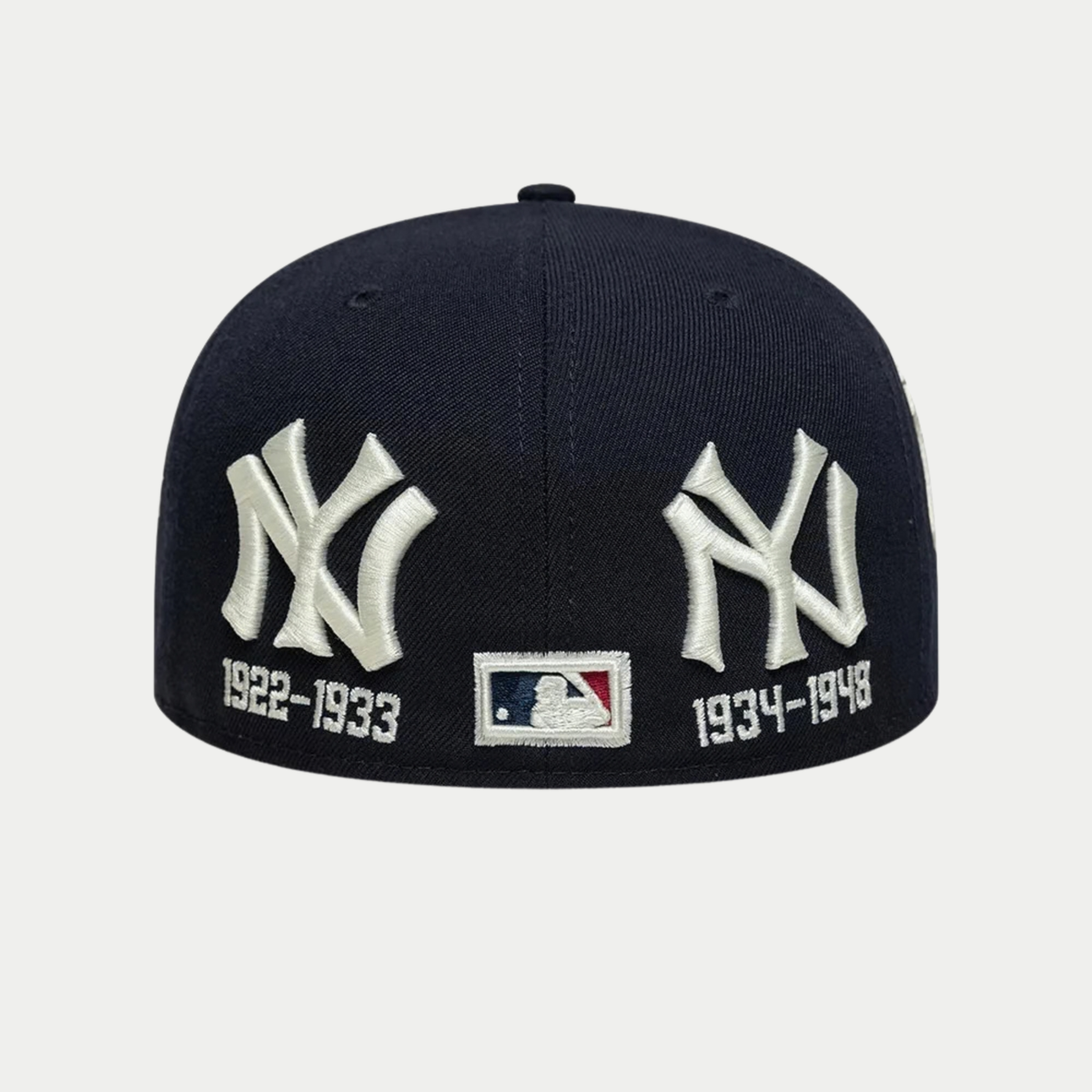 Dos de la casquette 59Fifty Low Profile Yankees bleu marine : logo MLB brodé entre les logos NY 1922-1933 et 1934-1948