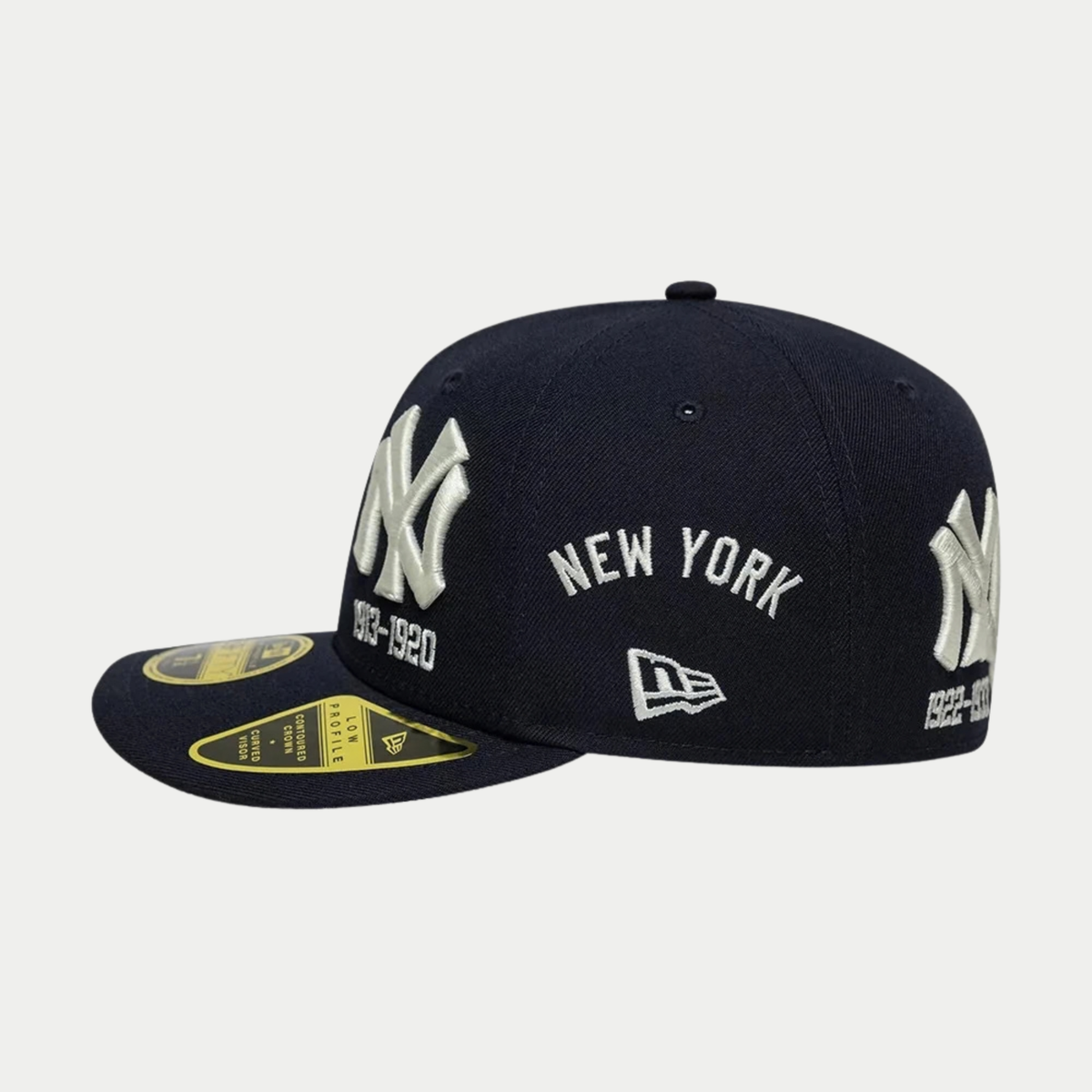 Profil gauche de la casquette 59Fifty Low Profile Yankees bleu marine : inscription New York et drapeau New Era brodés