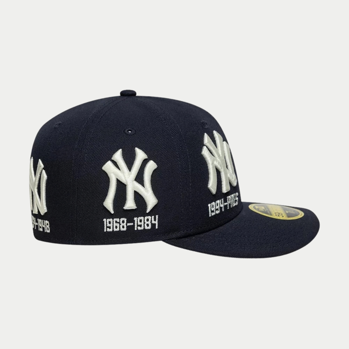 Profil droit de la casquette 59Fifty Low Profile Yankees bleu marine, logo NY 1968-1984 brodé sur le côté