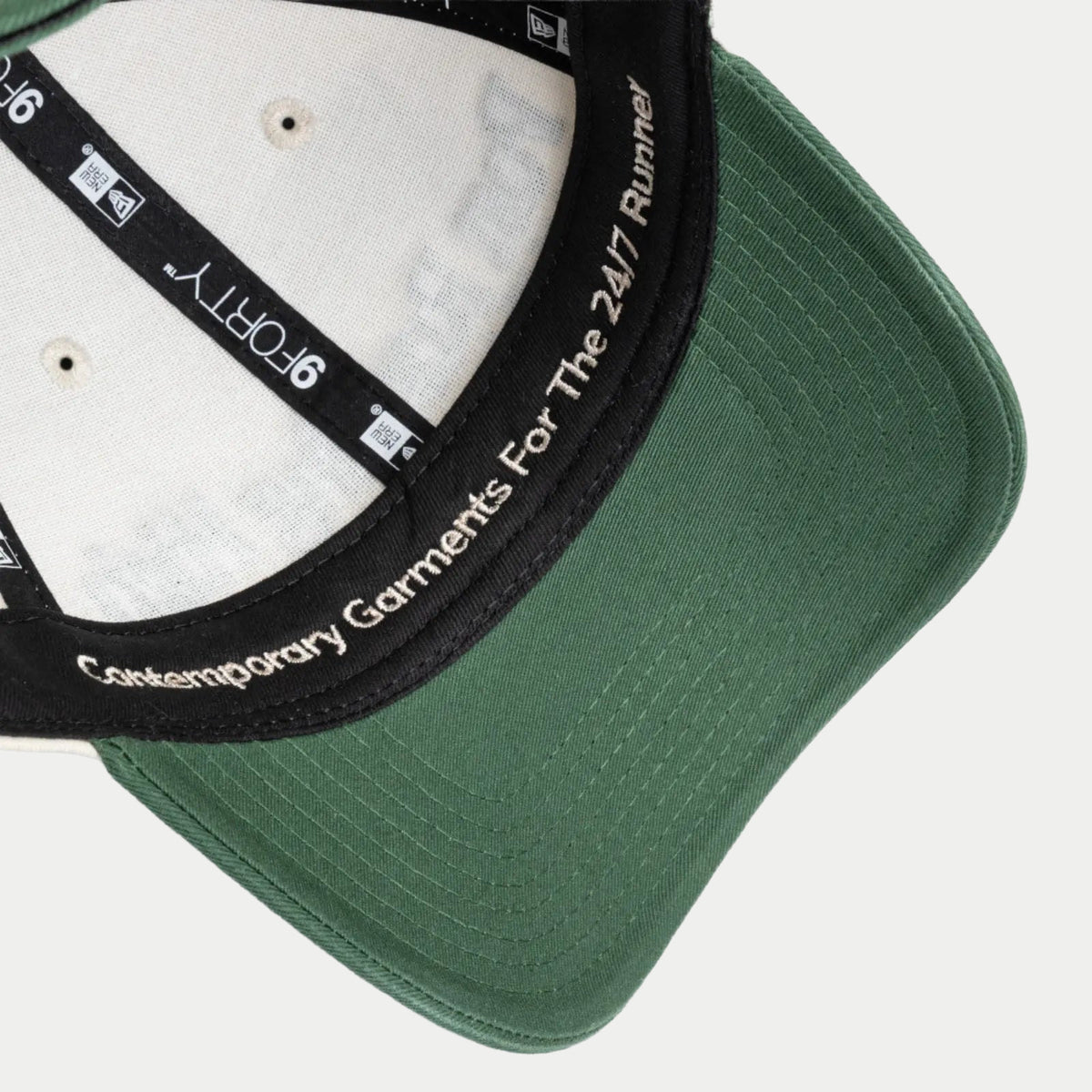 Sous-visière verte et taping Contemporary Garments For The 24/7 Runner