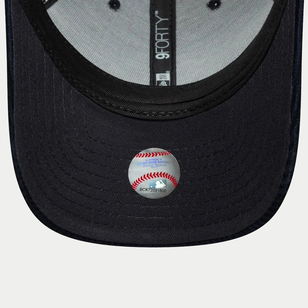 Sous-visière bleu marine, doublure grise et hologramme MLB
