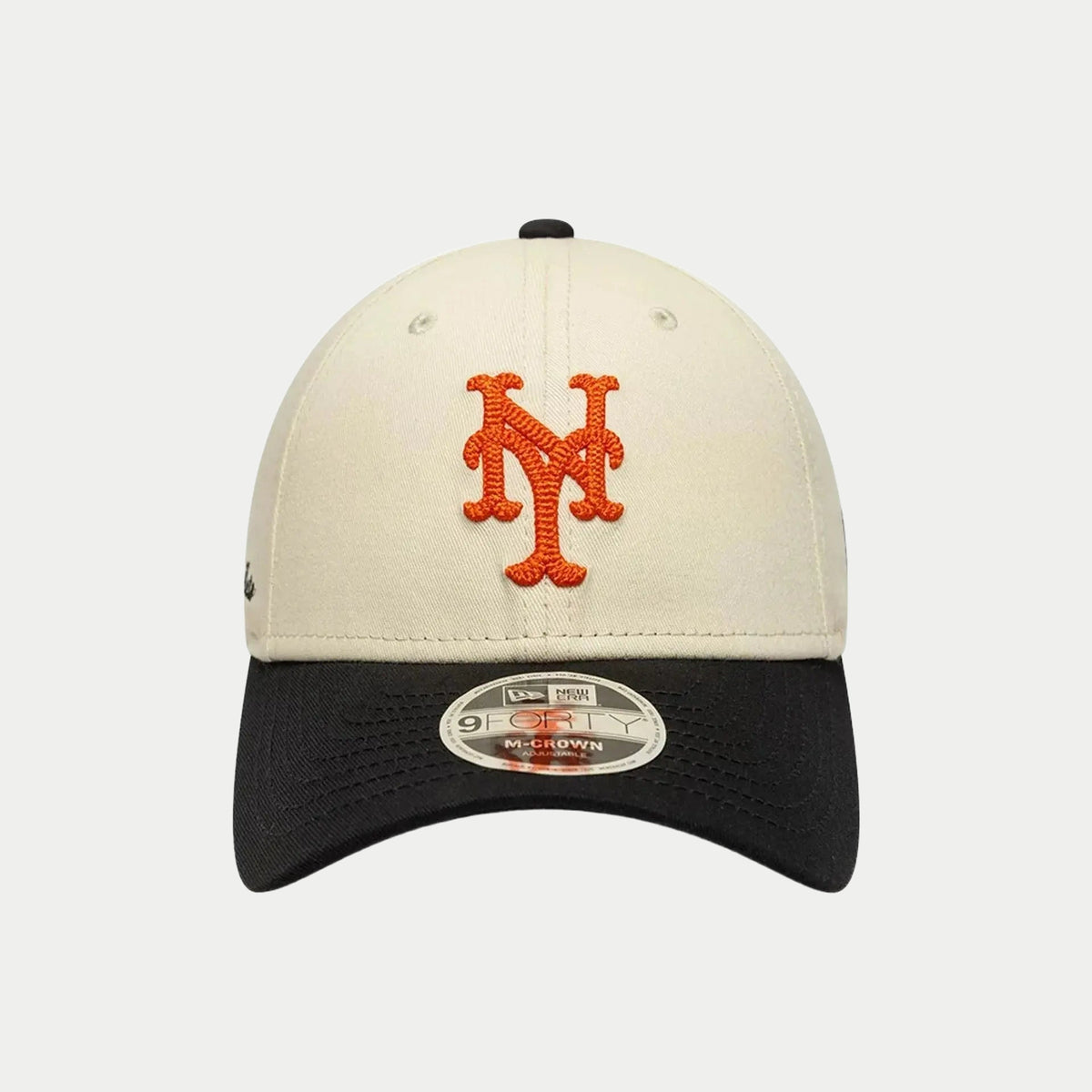 Vue de face : logo NY des Mets brodé orange en relief sur la calotte Crème et visière noire contrastée