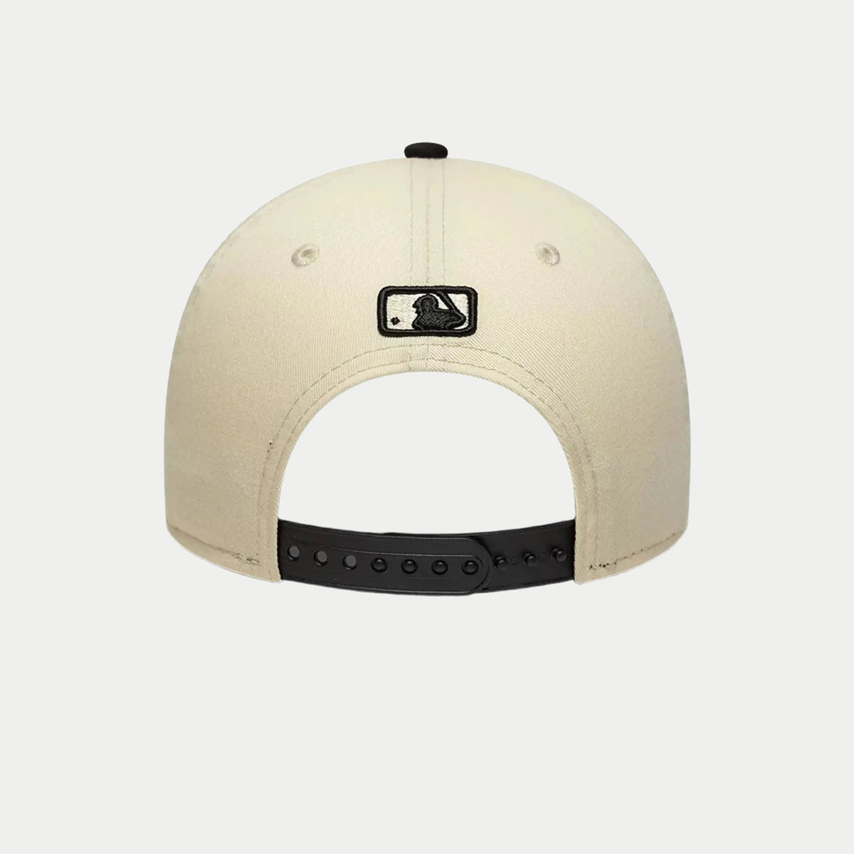 Dos de la casquette Crème : écusson MLB batterman brodé noir et sangle snapback noire à pressions