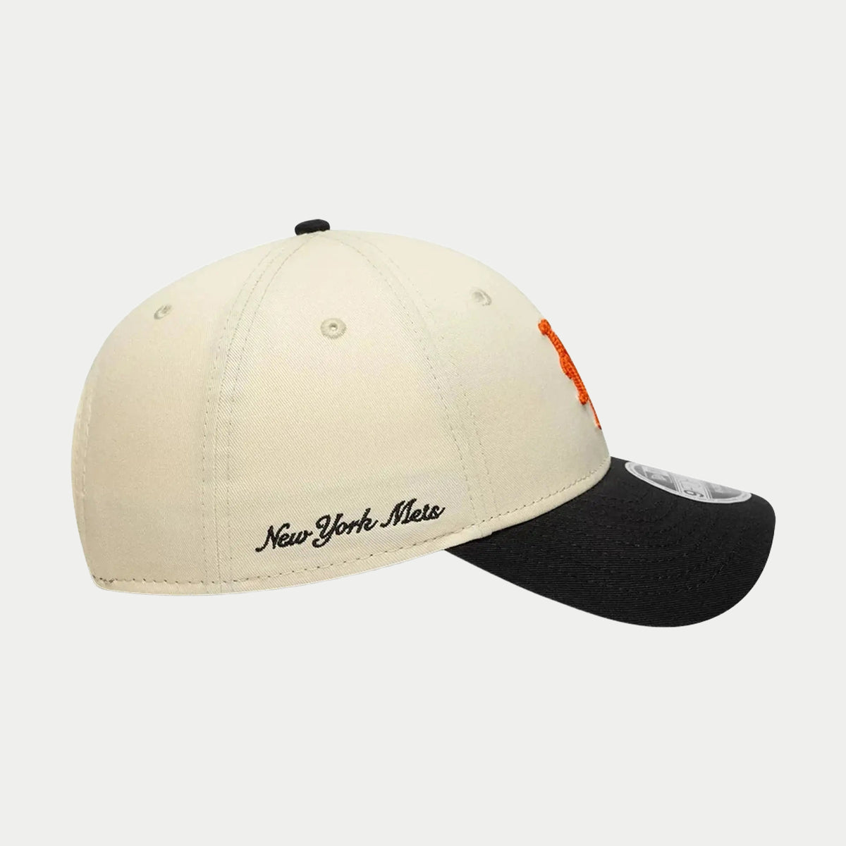 Profil : script New York Mets brodé en noir sur le panneau latéral Crème, au-dessus de la visière noire