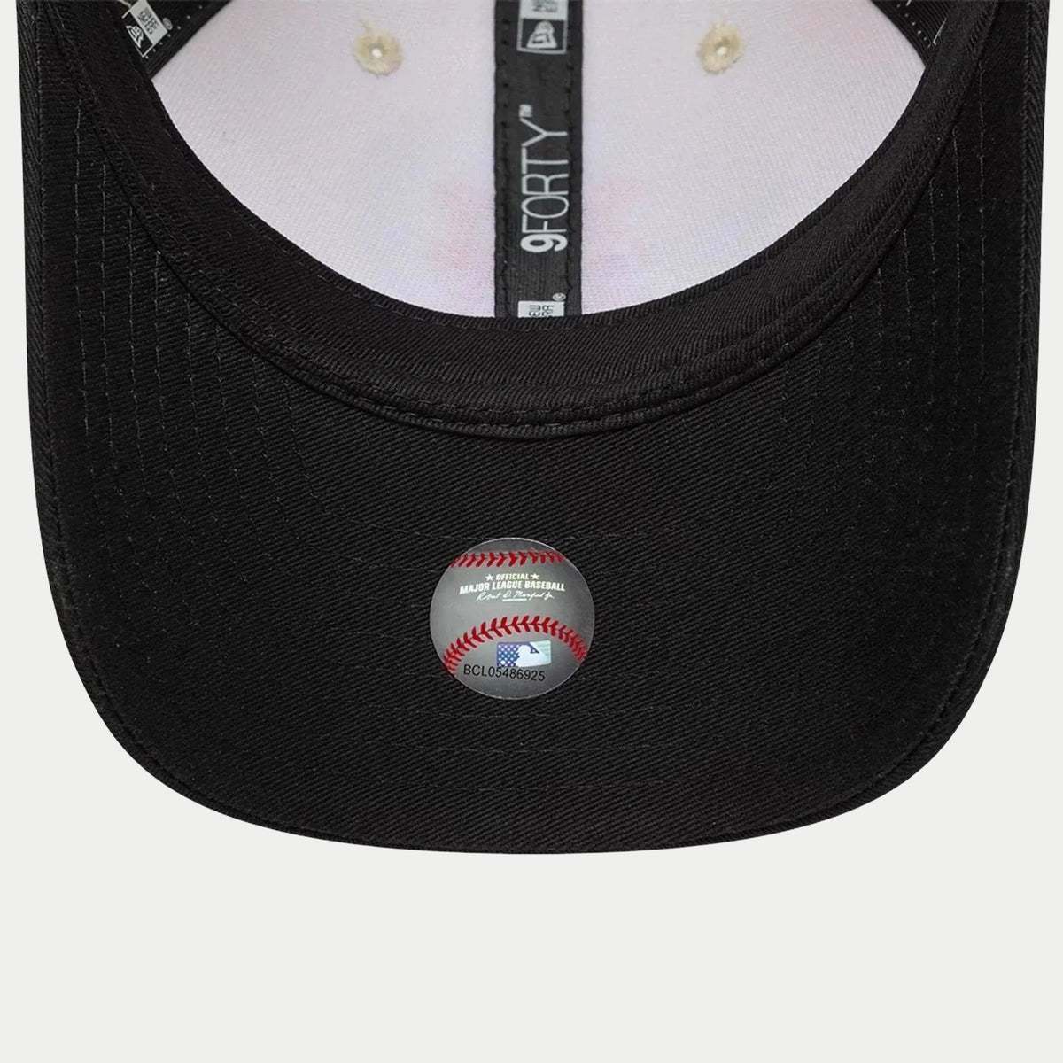 Dessous de la visière noire : coiffe intérieure claire, ruban 9Forty et hologramme officiel MLB